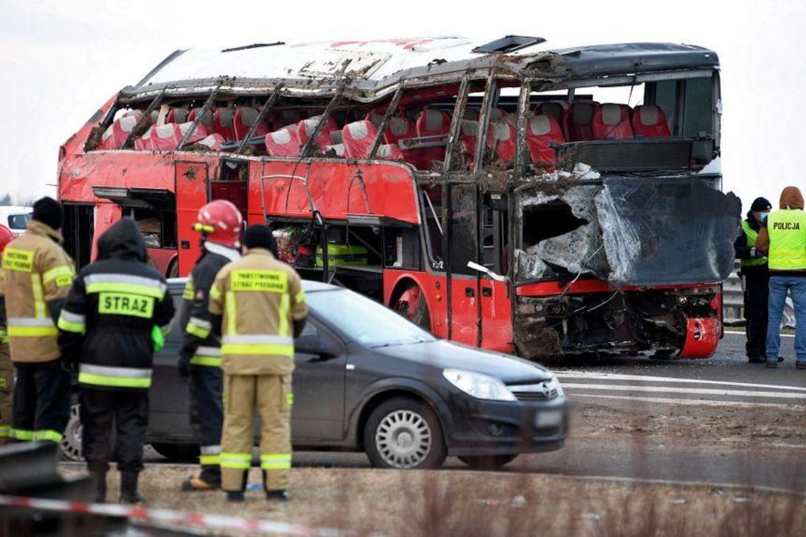 Po wypadku autobusu na A4: w szpitalach nadal 25 osób