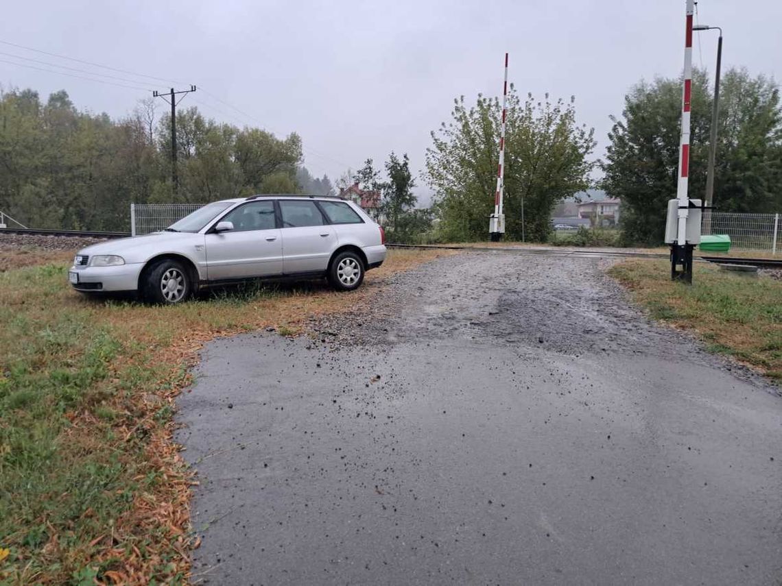 Pociągi na trasie Strzyżów - Rzeszów nie kursowały, bo Audi stanęło na torach