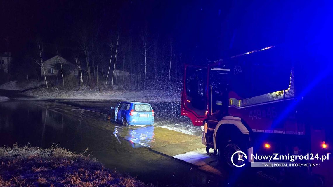 Podczas przejazdu przez rzekę zsunął się z płyt i utknął w rzece