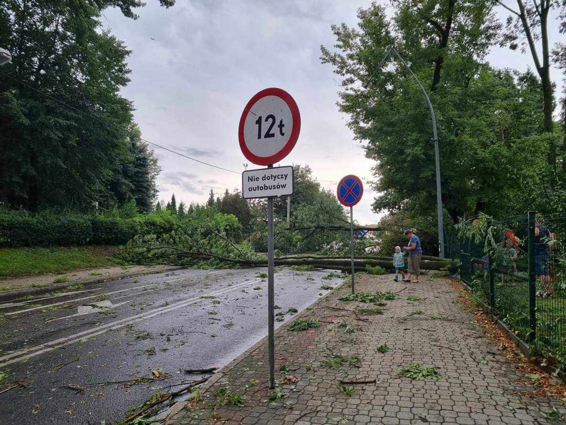 Pogodowy armagedon w Dębicy. Ewakuowano pacjentów szpitala powiatowego. Tysiące ludzi bez prądu! [ZDJĘCIA]