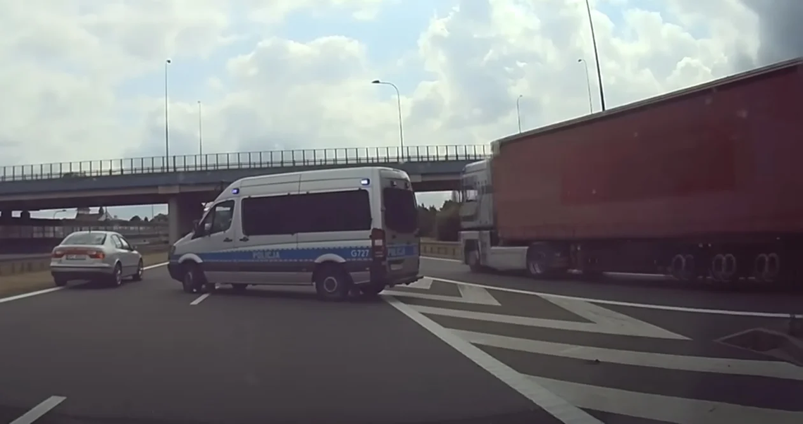 Policja blokuje ruch na autostradzie A4 pod Rzeszowem. Dlaczego? [WIDEO]