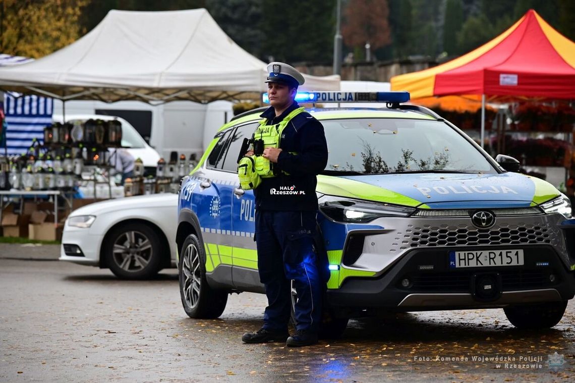 Policja rusza z akcją „Wszystkich Świętych”. Wzmocnione patrole, kontrole prędkości i zmiany w organizacji ruchu Policja rusza z akcją „Wszystkich Świętych”. Wzmocnione patrole, kontrole prędkości i zmiany w organizacji ruchu