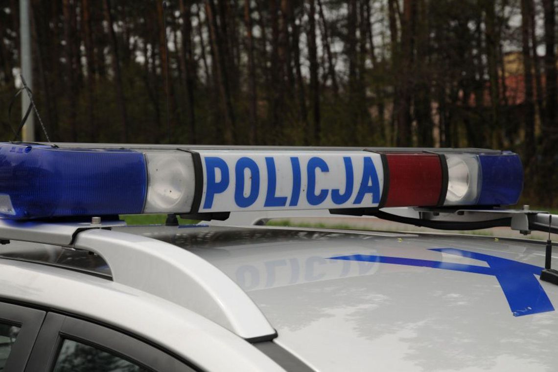 Policjanci eskortowali poważnie ranną kobietę do Krosna