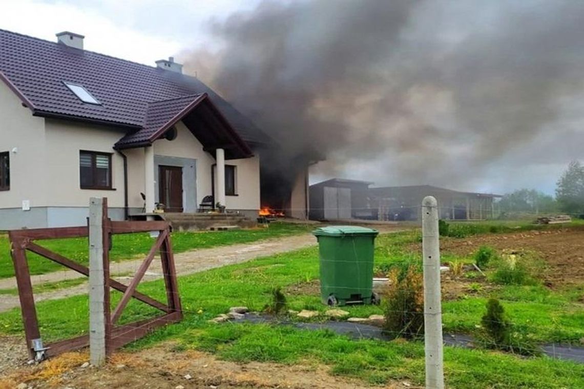 Policjanci jadąc na interwencję zauważyli pożar domostwa