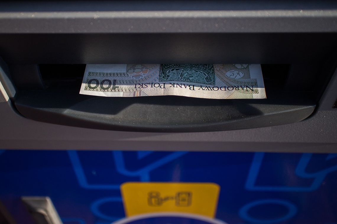 Policjanci odzyskali pieniądze przywłaszczone z bankomatu