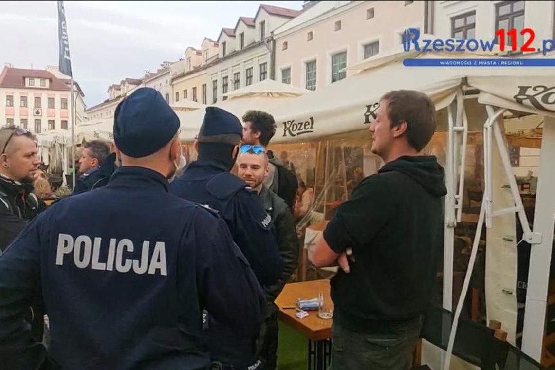 Policjanci sprawdzają przestrzeganie nowych przepisów