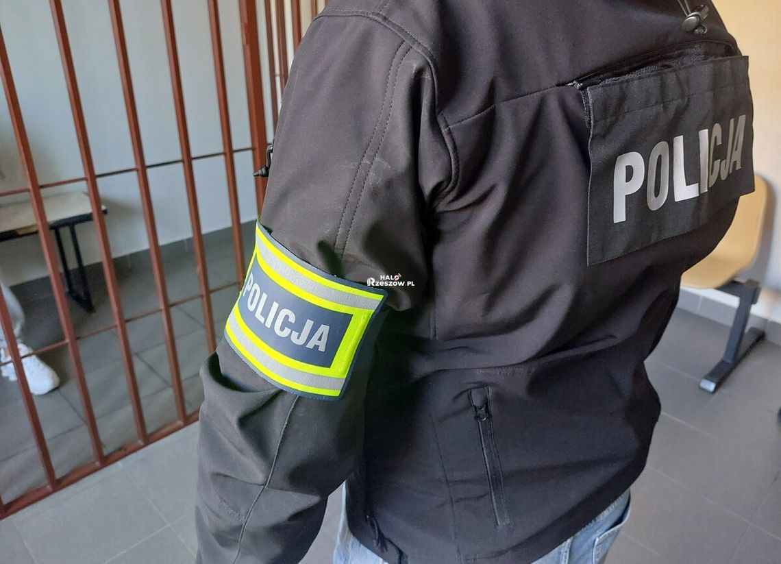 Policjanci szukali zaginionego 13-latka. W mieszkaniu zastali też poszukiwanego 21-latka Policjanci szukali zaginionego 13-latka. W mieszkaniu zastali też poszukiwanego 21-latka