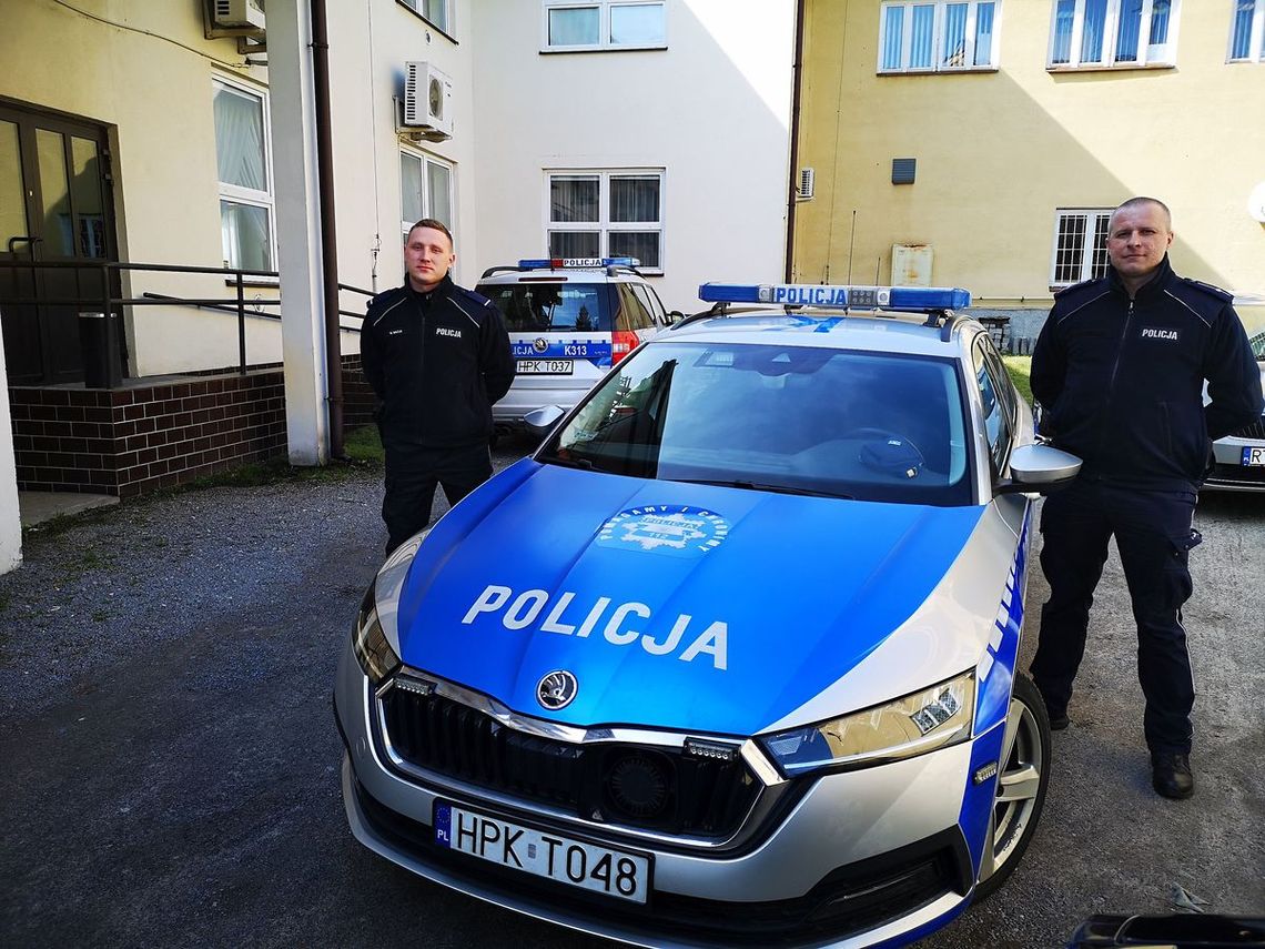 Na zdjęciu widoczni są dwaj umundurowani policjanci z Posterunku Policji Grębów.