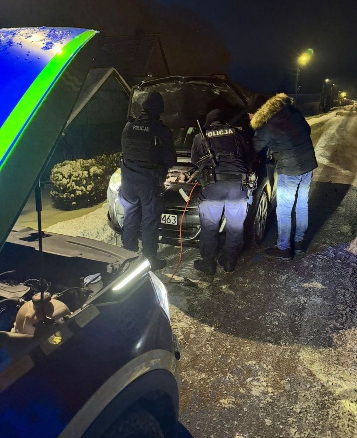 Policjanci z Dynowa ruszyli z pomocą kierowcy Policjanci z Dynowa ruszyli z pomocą kierowcy