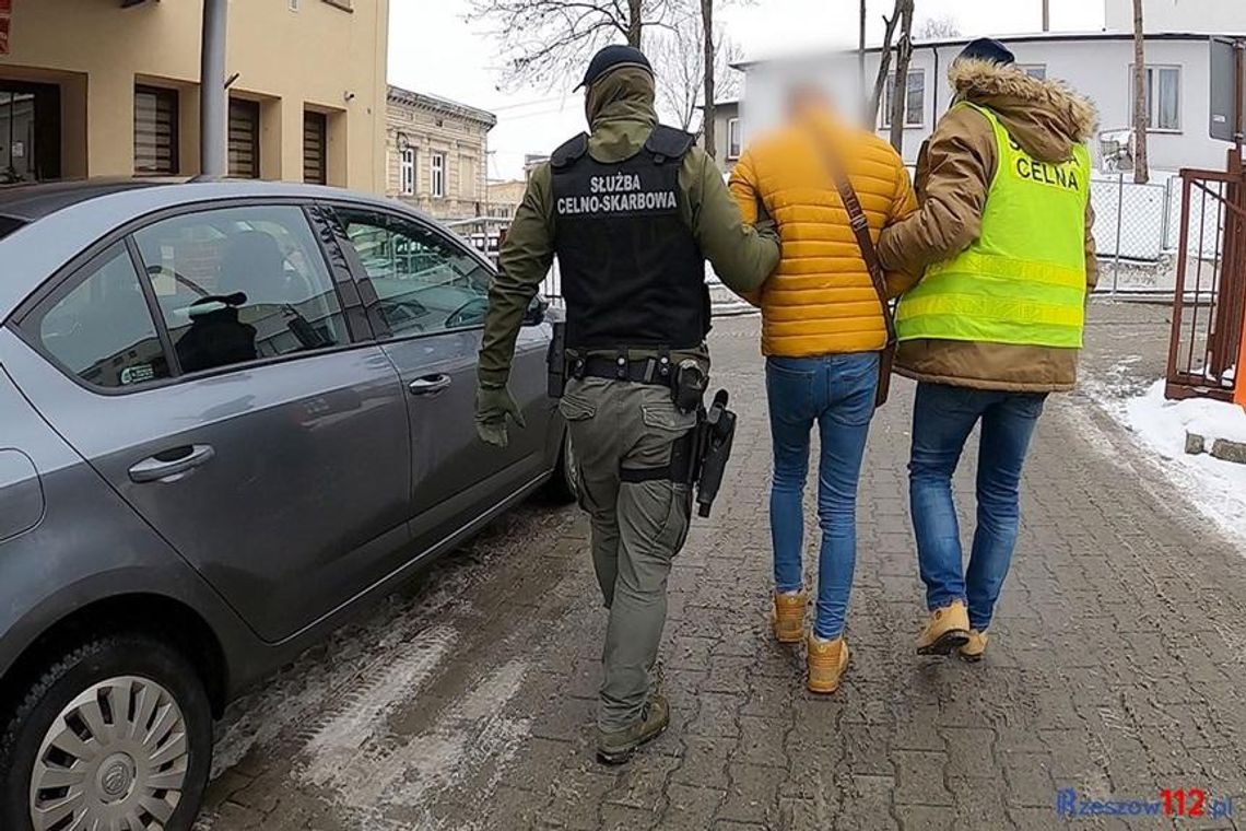 Policjanci zatrzymali sprawcę zniszczenia tablicy pamiątkowej