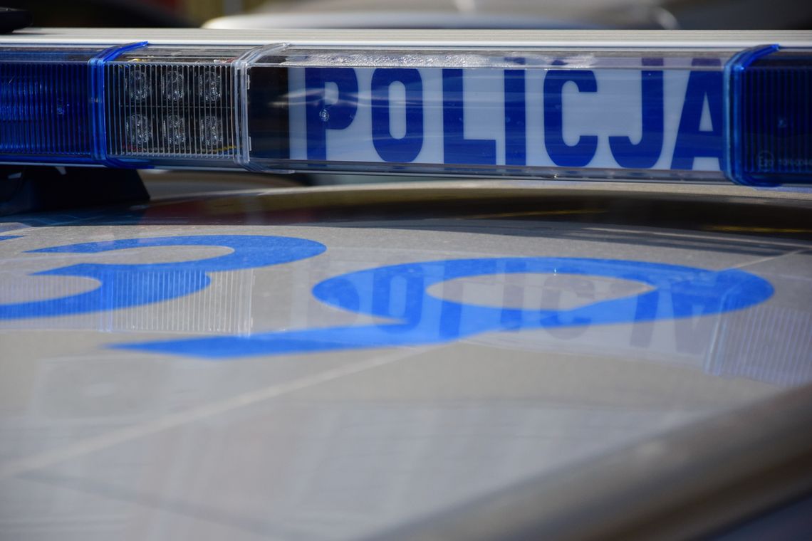 Policyjny pościg za pijanym 40-latkiem. Szarpał policjantów i zdemolował radiowóz Policyjny pościg za pijanym 40-latkiem. Szarpał policjantów i zdemolował radiowóz