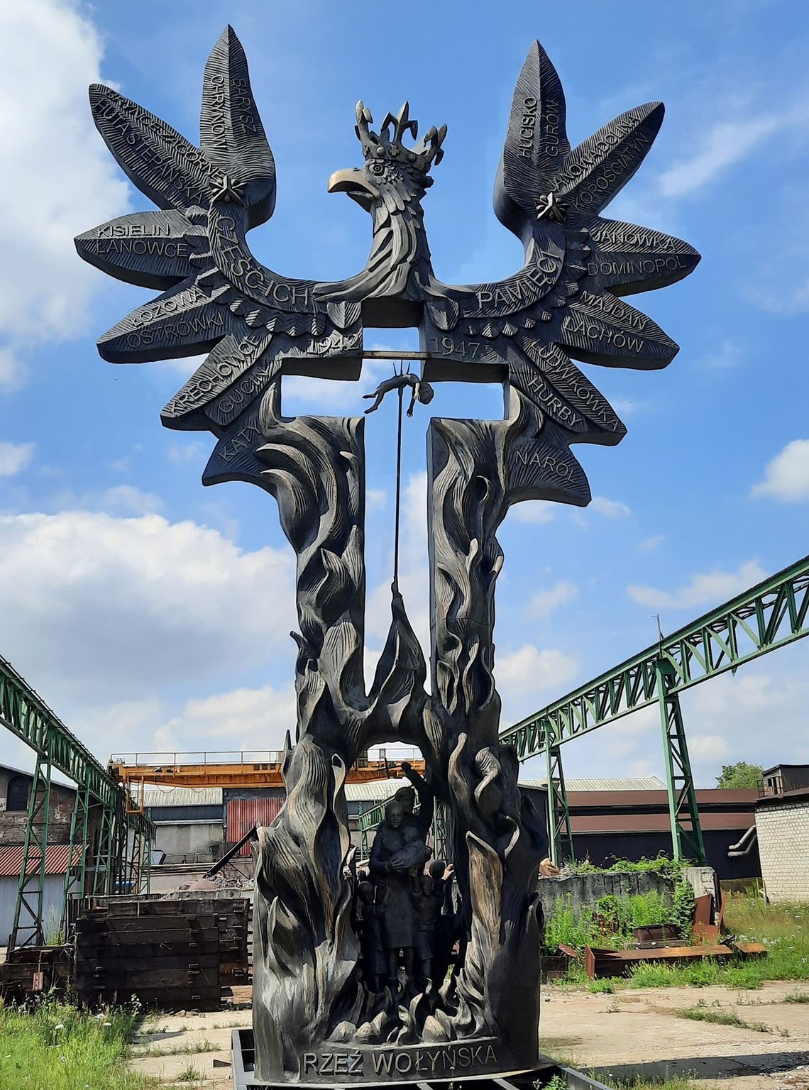 Pomnik Rzezi Wołyńskiej w Domostawie. Monument pamięci, czy symbol nienawiści?