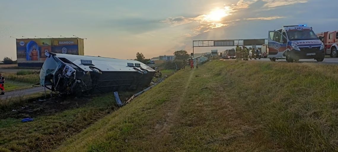 Poważny wypadek autokaru z Rzeszowa na autostradzie A4. 8 osób rannych!