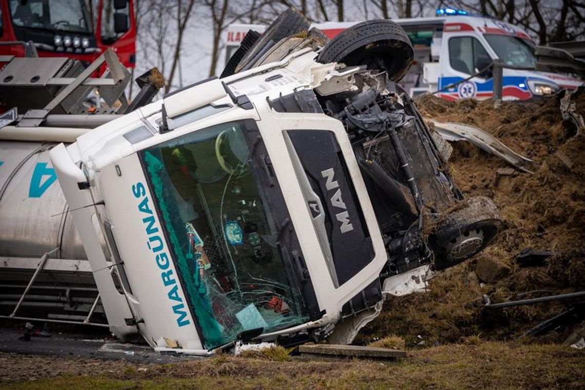 Poważny wypadek na DK19 w Iskrzyni. Zderzenie samochodu osobowego z cysterną [AKTUALIZACJA]