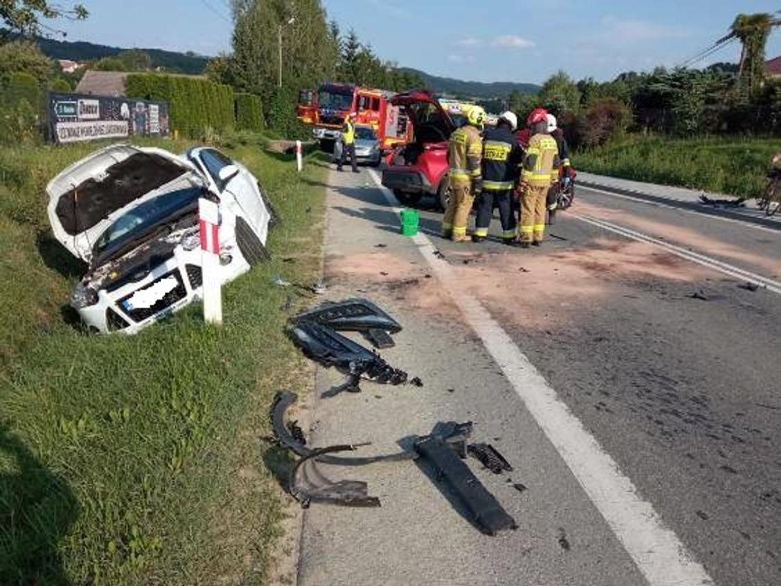 Poważny wypadek na trasie Krosno – Rzeszów. Dwie osoby trafiły do szpitala
