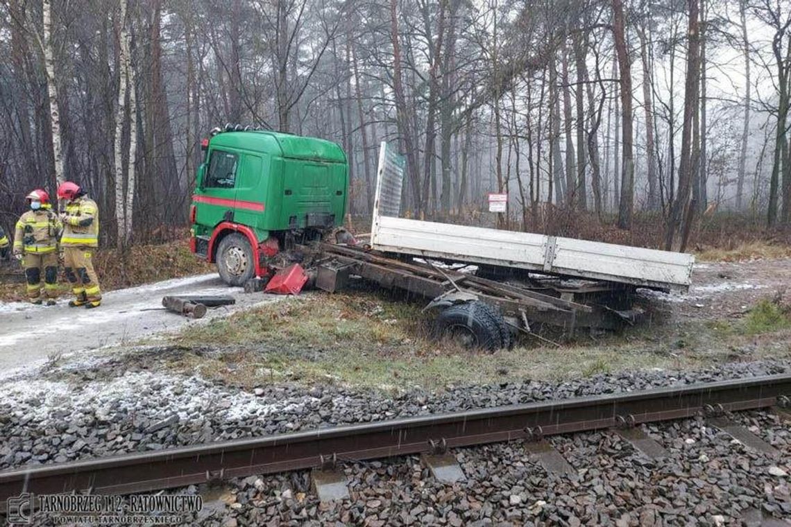 Poważny wypadek w Jadachach. Samochód wjechał pod pociąg