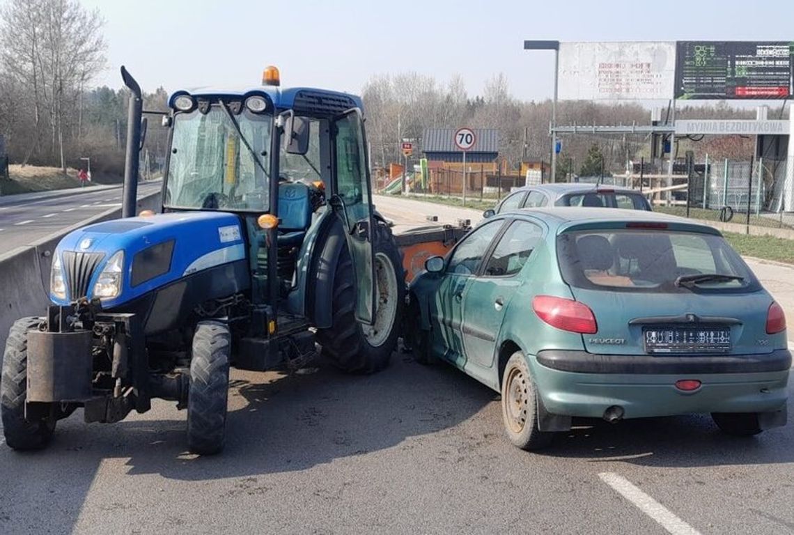 Poważny wypadek w Łańcucie. Traktor zderzył się z osobówką, ranna pasażerka w szpitalu. Poważny wypadek w Łańcucie. Traktor zderzył się z osobówką, ranna pasażerka w szpitalu.