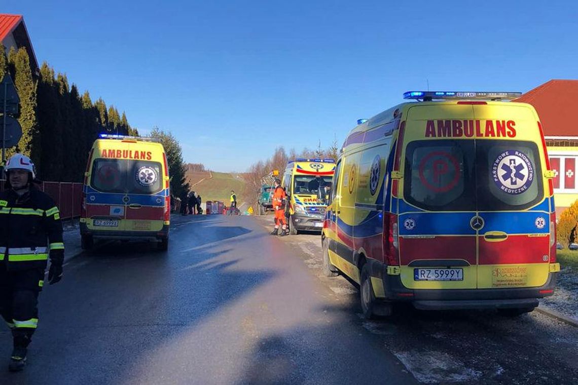 Poważny wypadek w Niechobrzu. Samochód potrącił kobietę