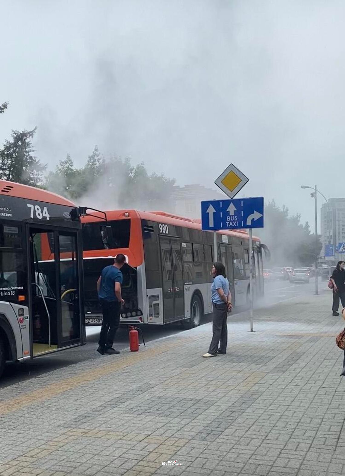 Pożar autobusu miejskiego na alei Piłsudskiego. Akcja gaśnicza kierowców w utrudnienia w centrum miasta Pożar autobusu miejskiego na alei Piłsudskiego. Akcja gaśnicza kierowców w utrudnienia w centrum miasta