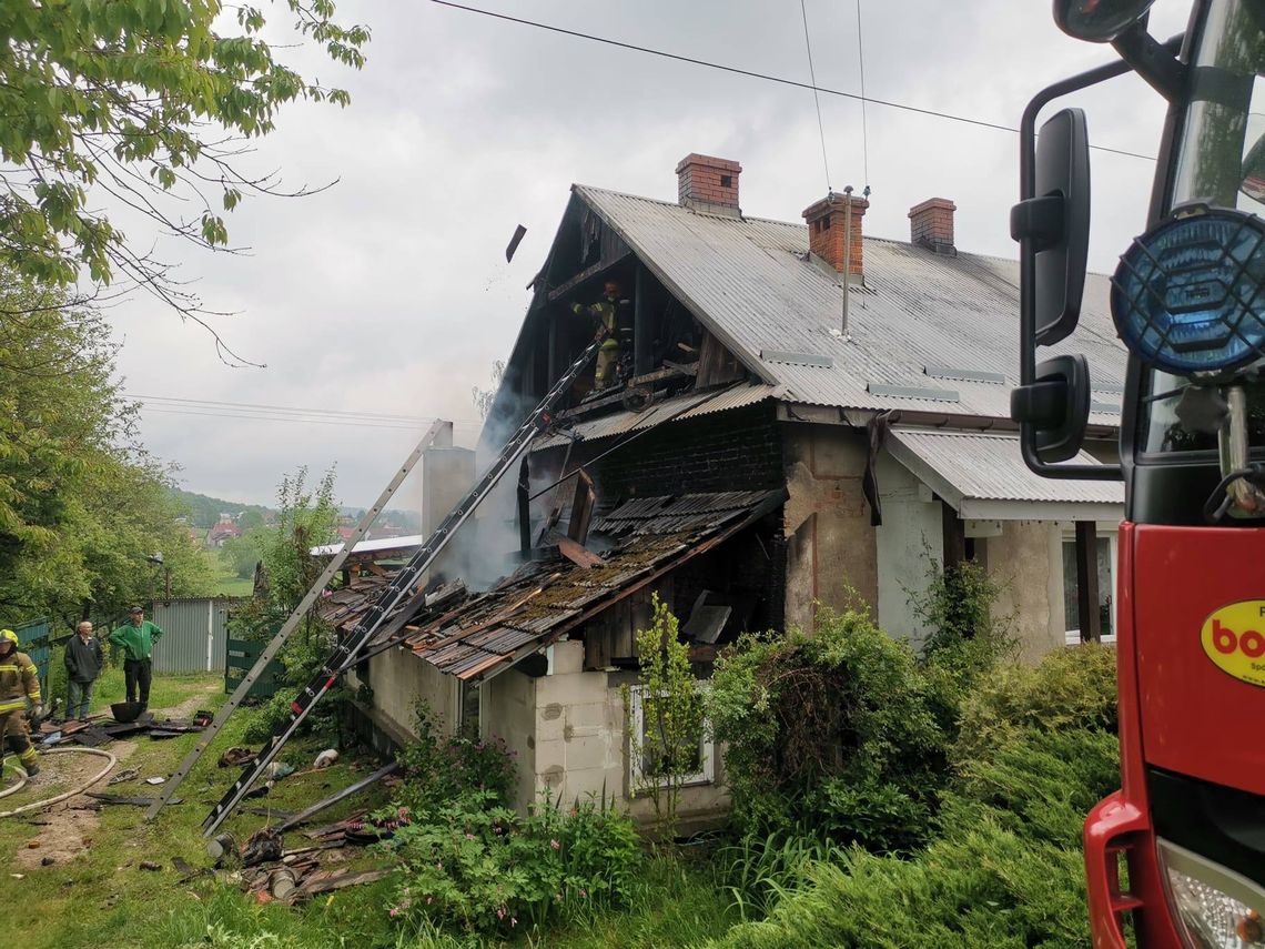 Pożar budynku mieszkalnego w Bliznem. Szybka akcja służb zapobiegła tragedii