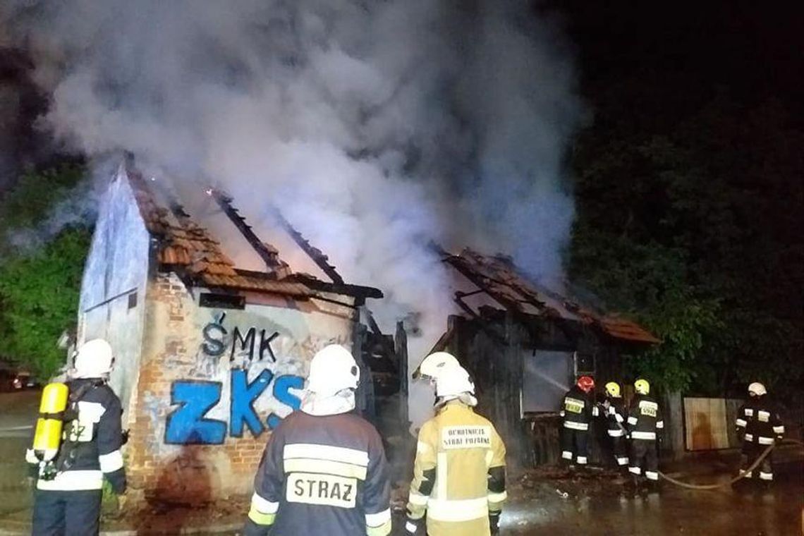 Pożar drewnianego domu w Sokołowie Młp. Budynek całkowicie spłonął