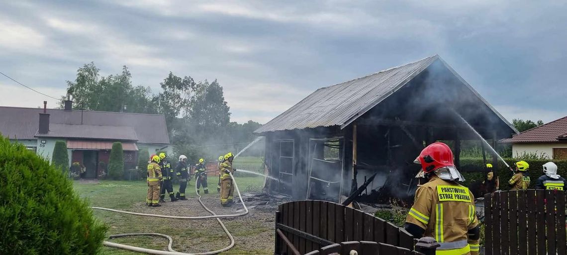 Pożar garażu. Poparzony właściciel budynku i spore straty [ZDJĘCIA]