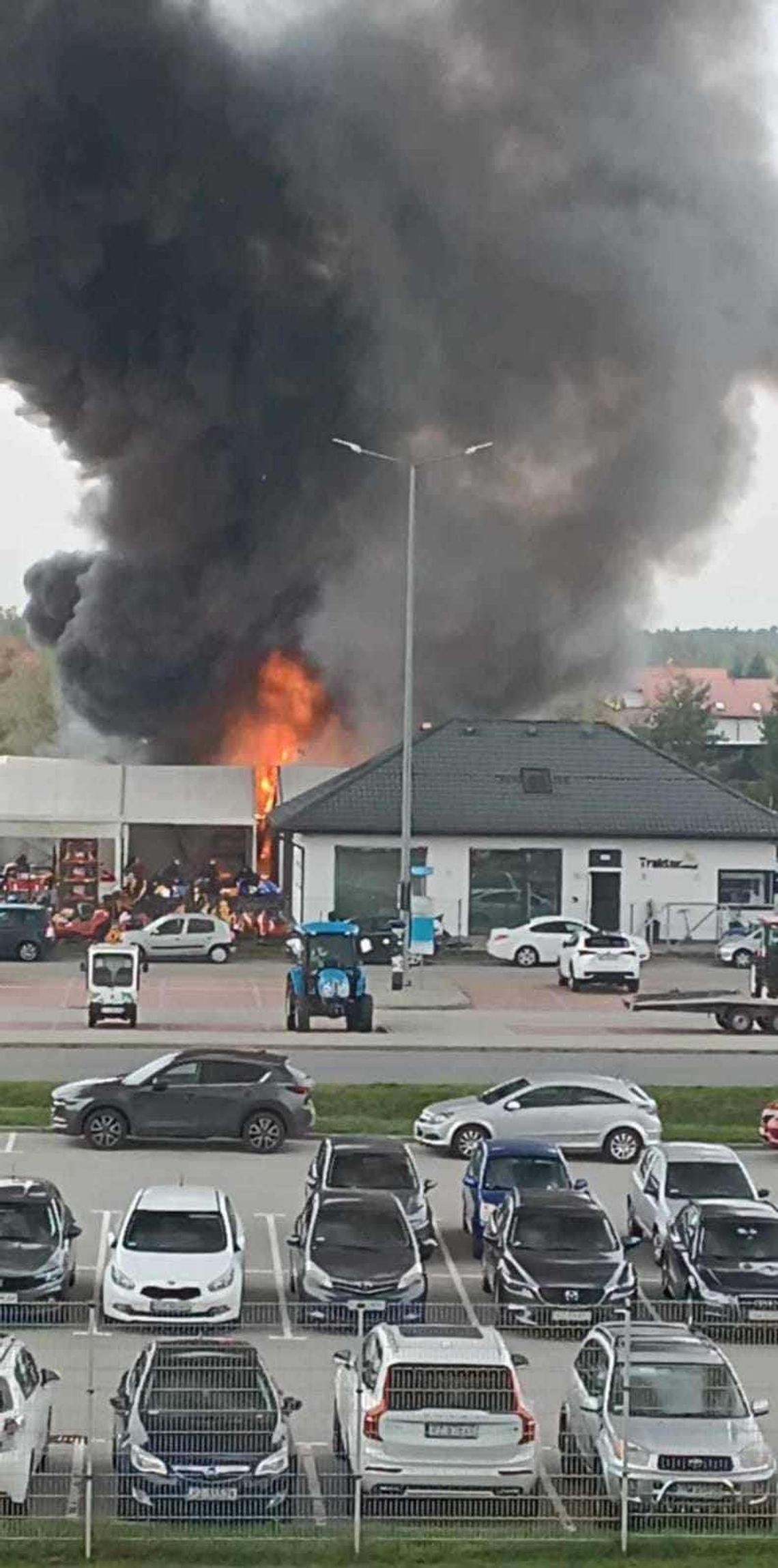 Pożar hali sprzedającej traktorki w Tajęcinie koło Jasionki [ZDJĘCIA, WIDEO]