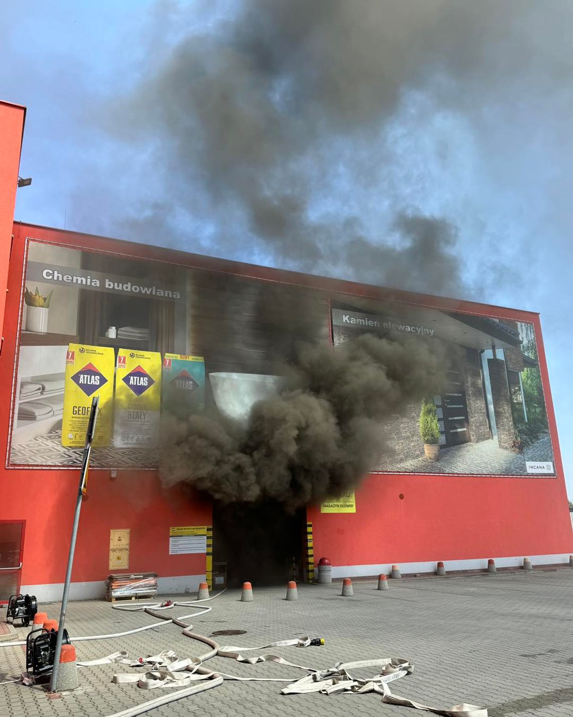 Pożar marketu Merkury Market w Krośnie! Trwa akcja strażaków [ZDJĘCIA, WIDEO]