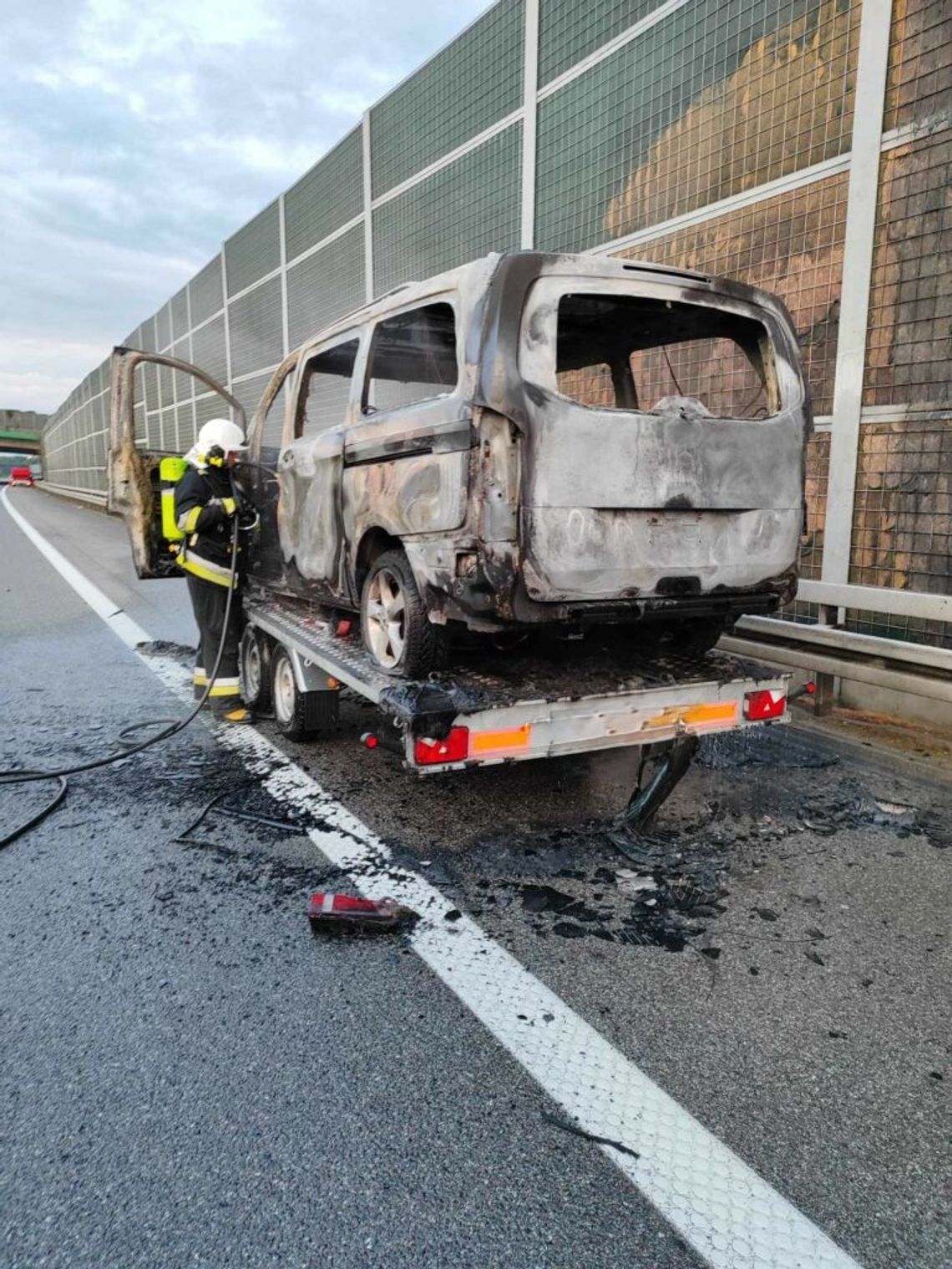 Pożar na autostradzie A4 pod Rzeszowem. Płomienie strawiły auto na lawecie [ZDJĘCIA]