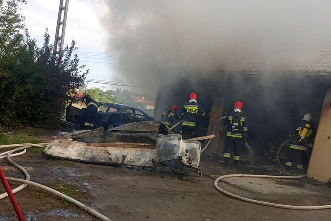 Pożar trzech samochodów w garażu w Rzeszowie