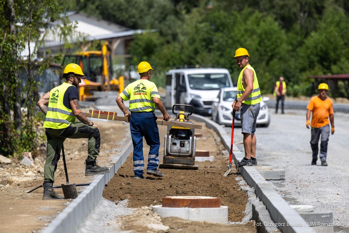 Prace na nowej trasie nabierają tempa. Nowy odcinek połączy al. Krzyżanowskiego z ul. Wieniawskiego
