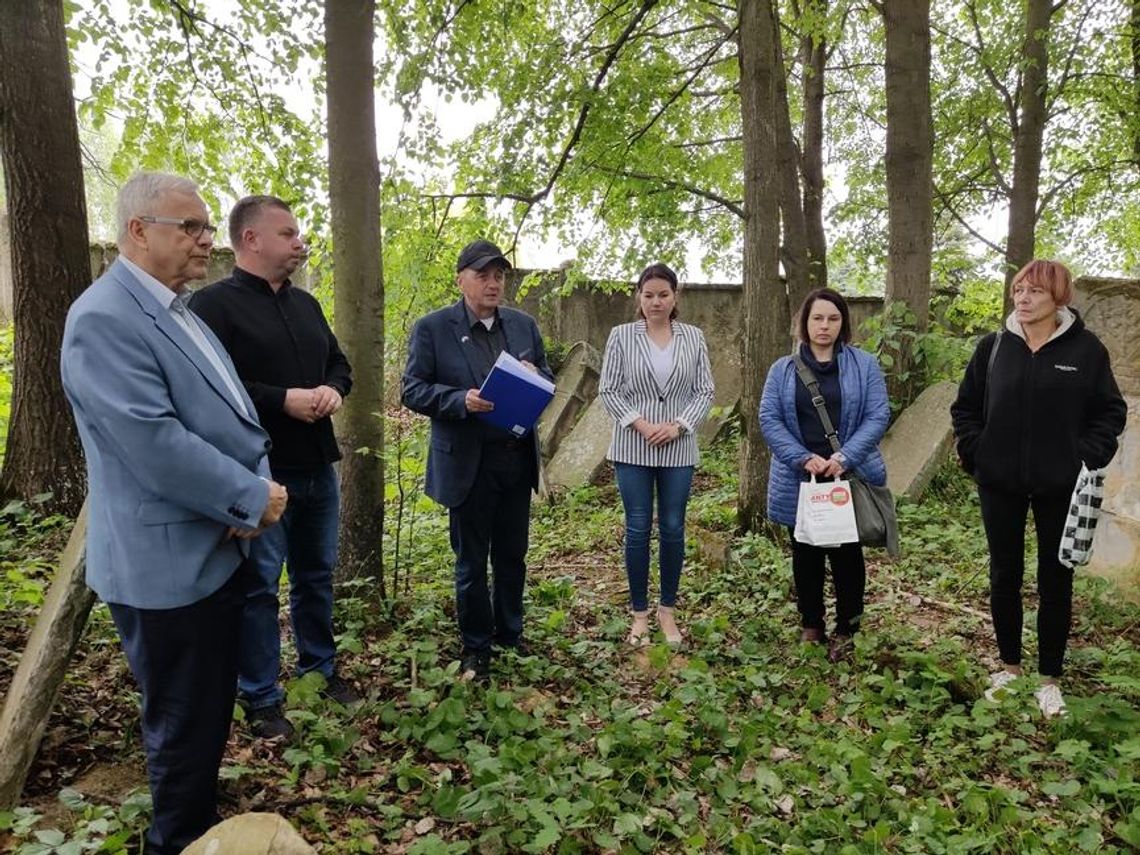Pracownicy i studenci UR uporządkowali cmentarz żydowski w Korczynie