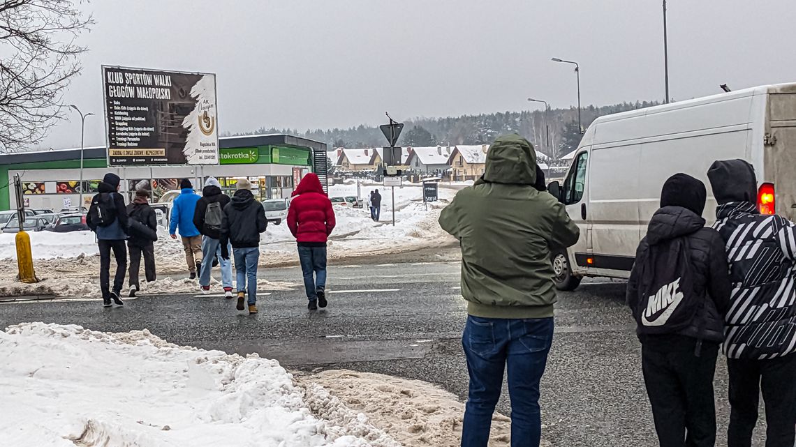 Mieszkańcy os. Niwa w Głogowie Młp. przechodzą przez ruchliwą drogę krajową z "cieniem śmierci na ramieniu"