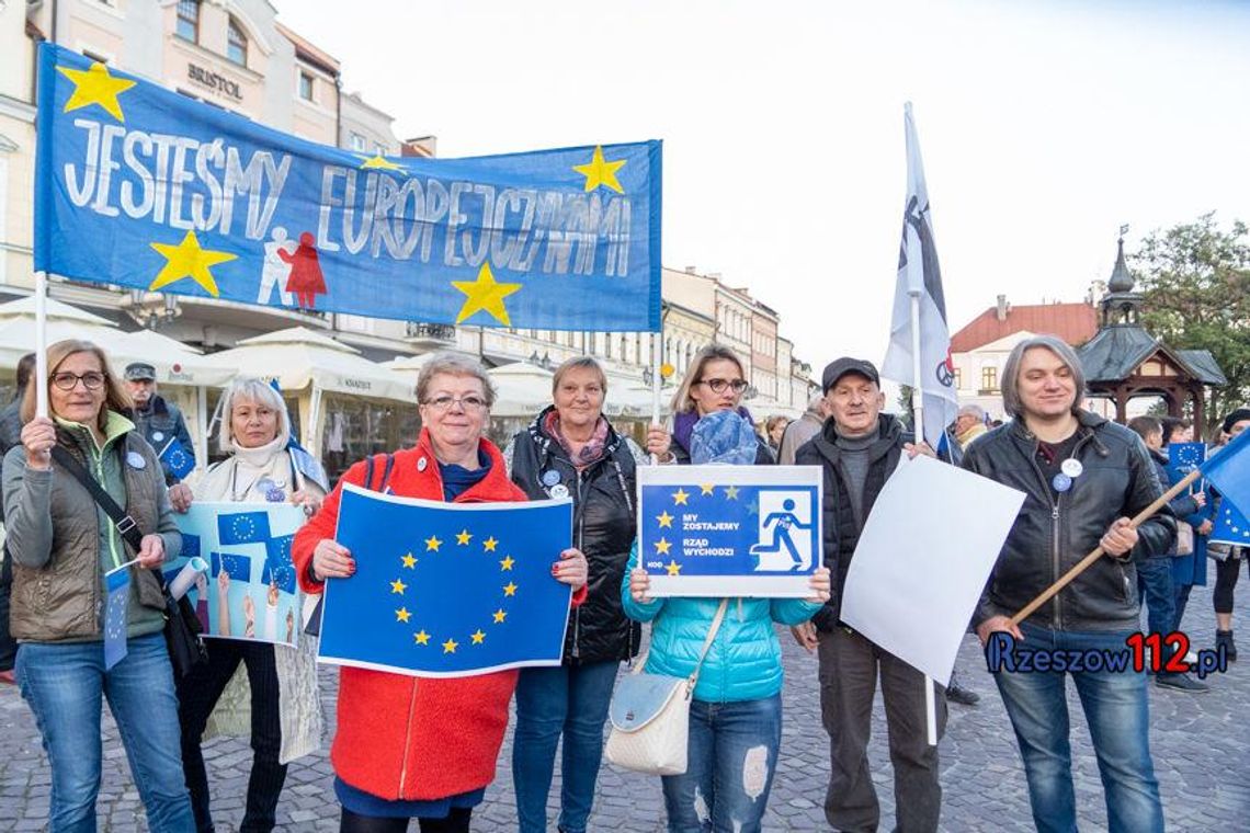 Protest na rynku w Rzeszowie przeciwko wyjściu Polski z Unii Europejskiej [FOTO]