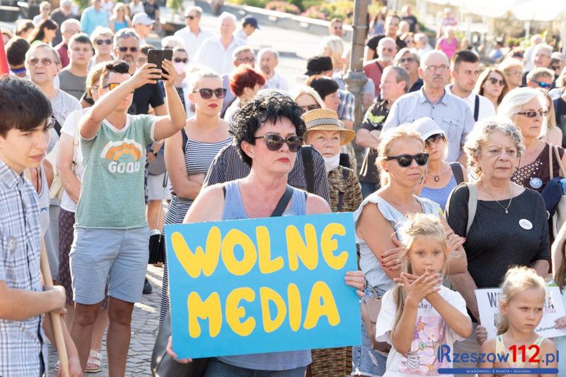 Protest w obronie wolnych mediów w Rzeszowie [FOTO]