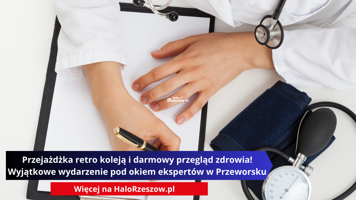 Lekarz w białym kitlu piszący długopisem na podkładce z czystą kartką papieru, obok stetoskop i ciśnieniomierz.