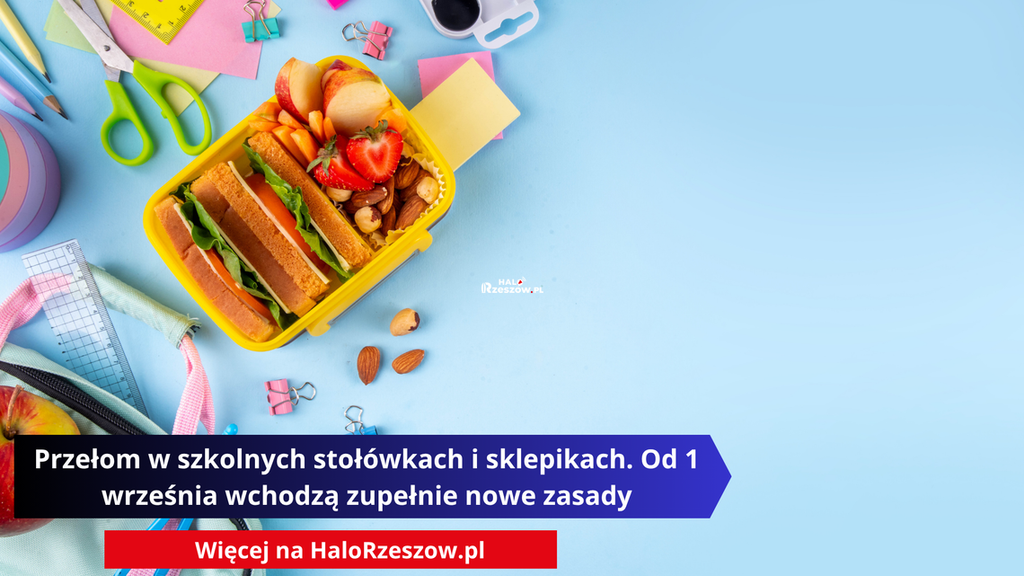 Przełom w szkolnych stołówkach i sklepikach. Od 1 września wchodzą zupełnie nowe zasady Widok z góry na otwarty, żółty pojemnik śniadaniowy wypełniony zdrową żywnością, leżący na błękitnym tle. Wewnątrz pojemnika znajduje się kanapka, owoce (pokrojone truskawki, jabłka) oraz orzechy. Wokół bento boxu rozsypane są przybory szkolne: ołówki, linijka, nożyczki, spinacze biurowe i notesy.