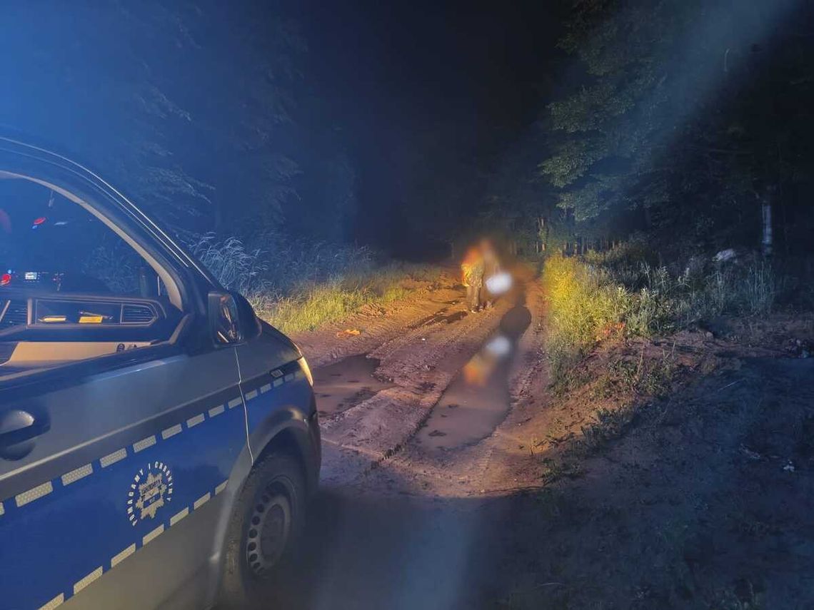 Przeszli 15 kilometrów i utknęli w środku lasu. Bali się uciekać przez ślady wielkiego drapieżnika Przeszli 15 kilometrów i utknęli w środku lasu. Bali się uciekać przez ślady wielkiego drapieżnika