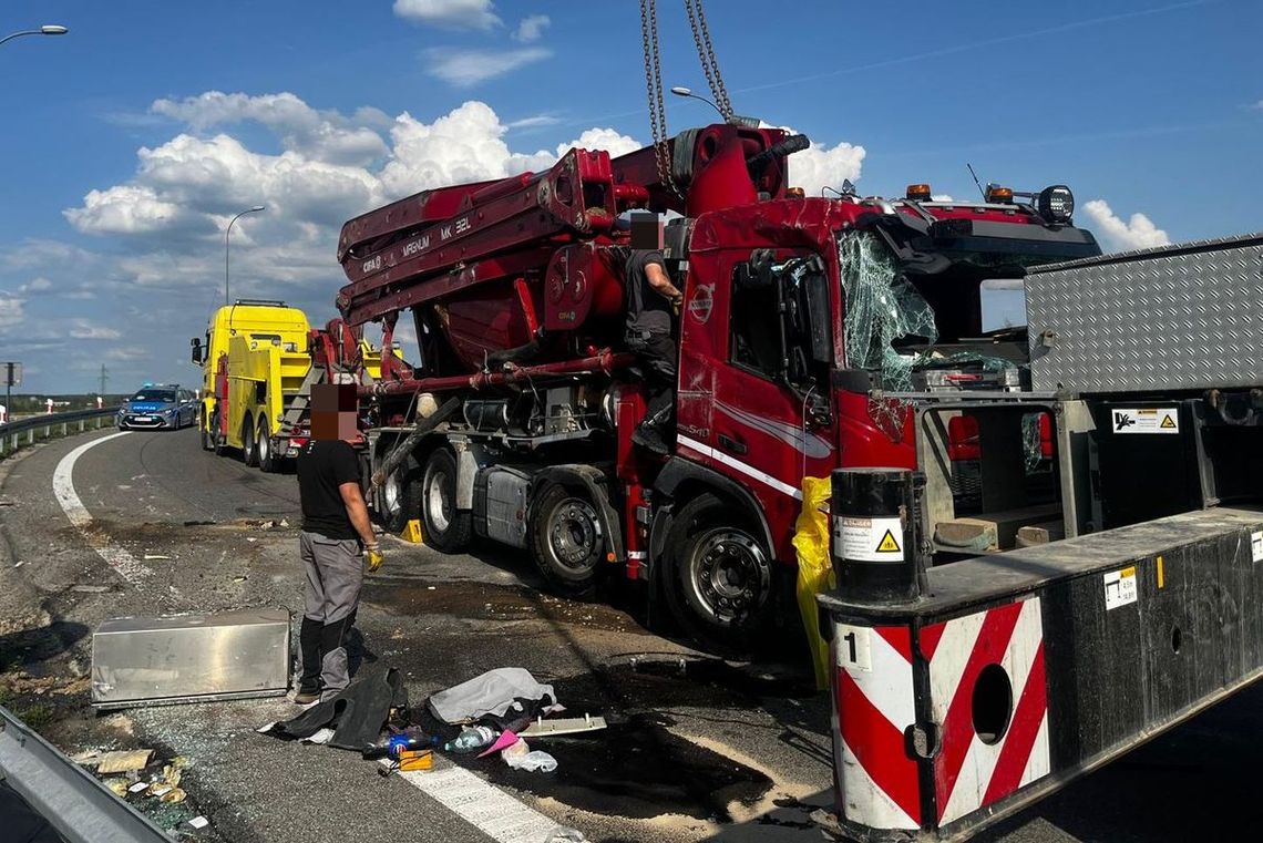 Przewrócona ciężarówka na A4 w Świlczy Przewrócona ciężarówka na A4 w Świlczy