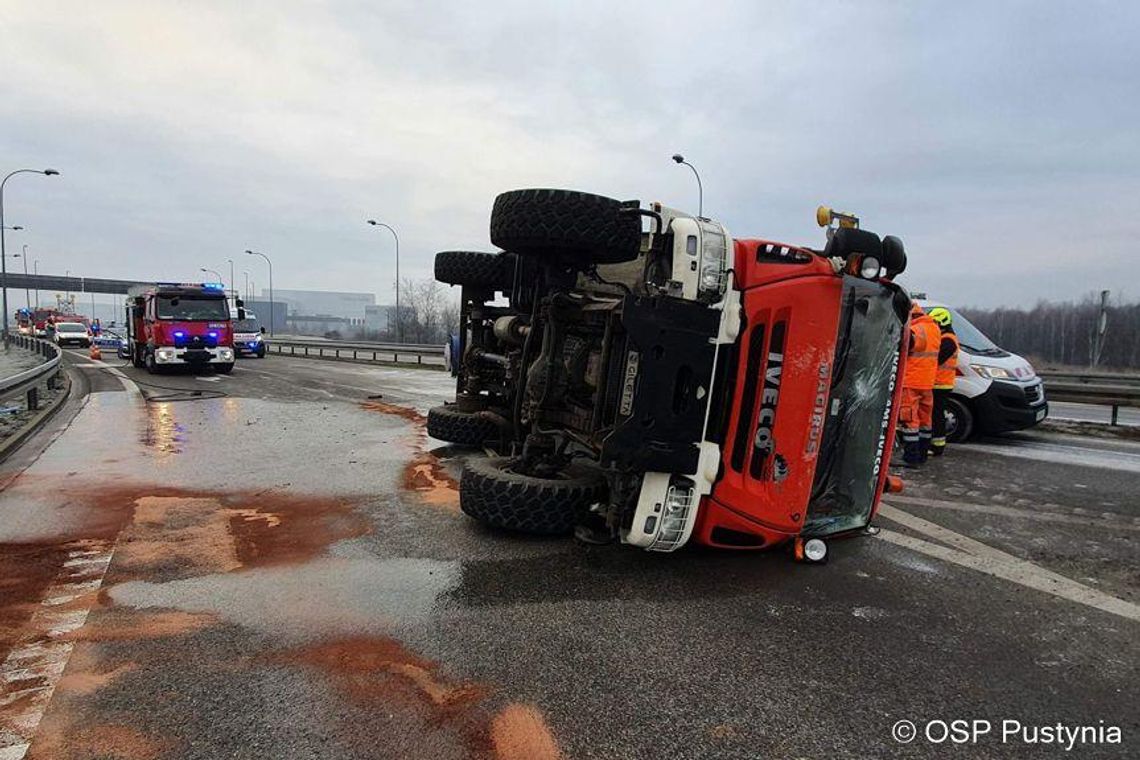 Pustynia. Przy wjeździe na autostradę A4 przewróciła się piaskarka