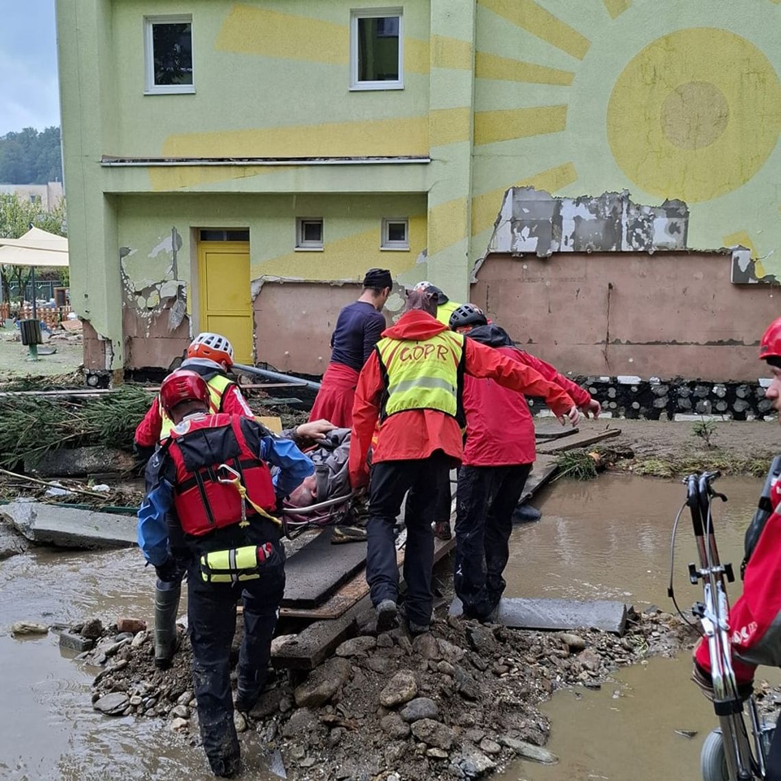 Ratownicy Bieszczadzkiego GOPR ewakuowali mieszkańców Stronia Śląskiego [ZDJĘCIA]