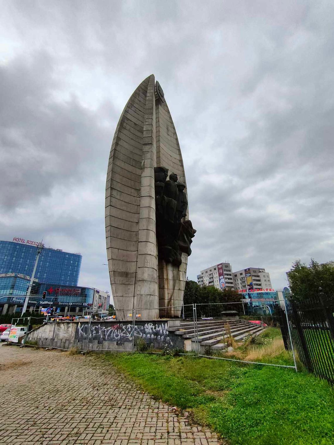 Ratusz podjął radykalne działania. Żąda zwrotu pomnika w centrum Rzeszowa