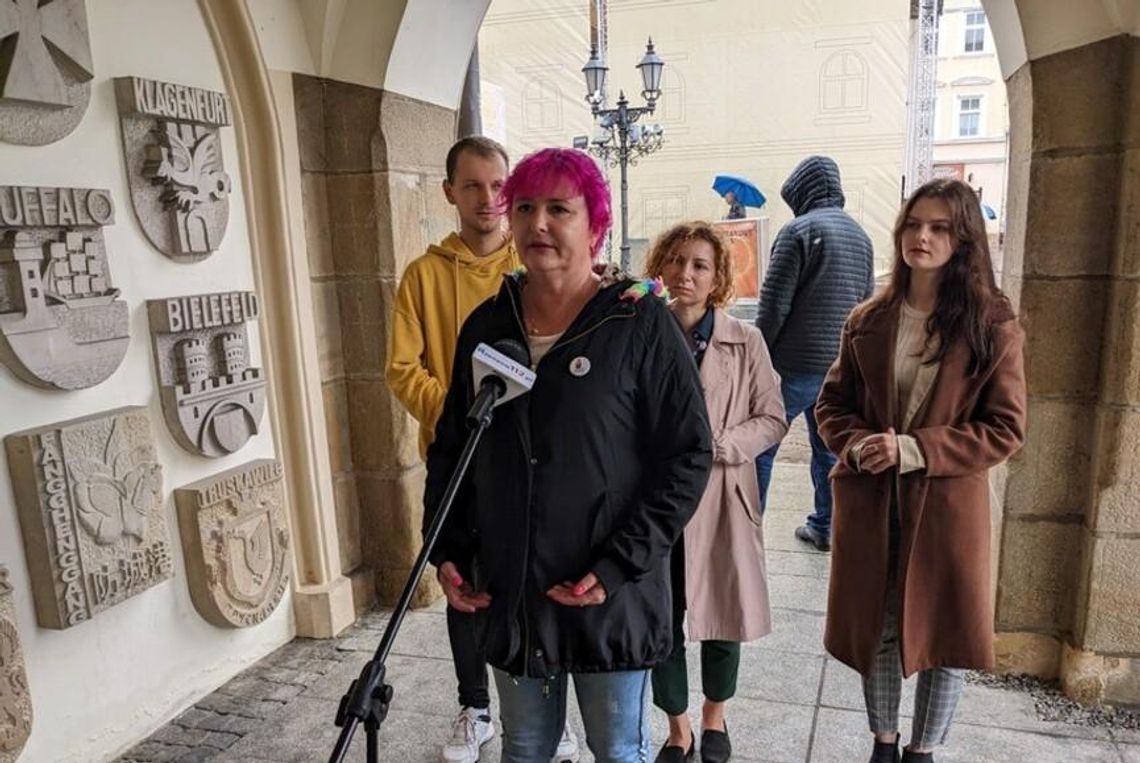 Razem zabiera głos w sprawie sytuacji w polskich szkołach