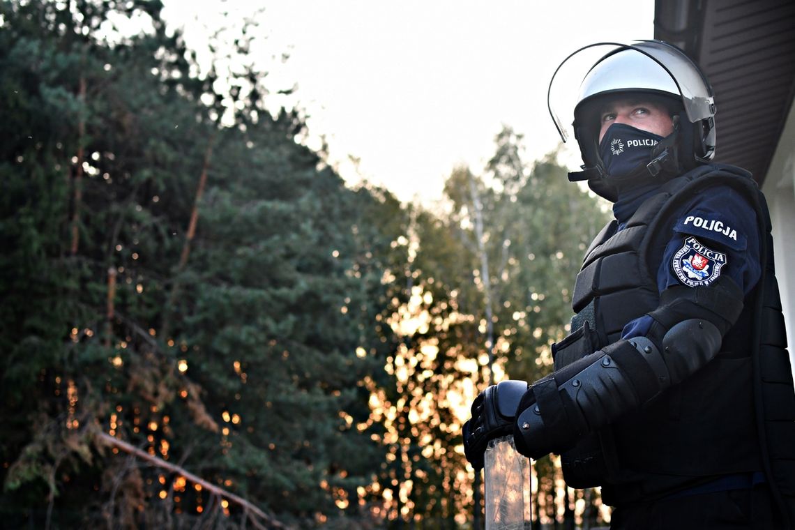 Rodząca kobieta utknęła w korku. Policjanci ruszyli z pomocą