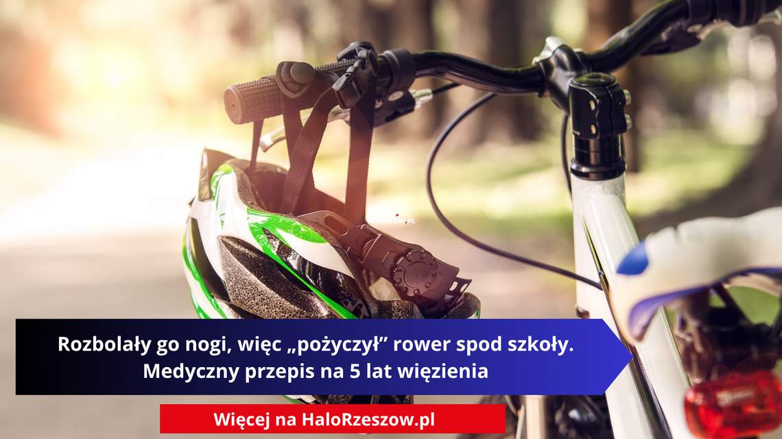 Rozbolały go nogi, więc „pożyczył” rower spod szkoły. Medyczny przepis na 5 lat więzienia Zbliżenie na biały rower w nasłonecznionym parku z zawieszonym na kierownicy zielono-białym kaskiem. Na zdjęciu umieszczono napis: „Rozbolały go nogi, więc „pożyczył” rower spod szkoły. Medyczny przepis na 5 lat więzienia” oraz czerwony pasek na dole z adresem portalu Więcej na HaloRzeszow.pl.