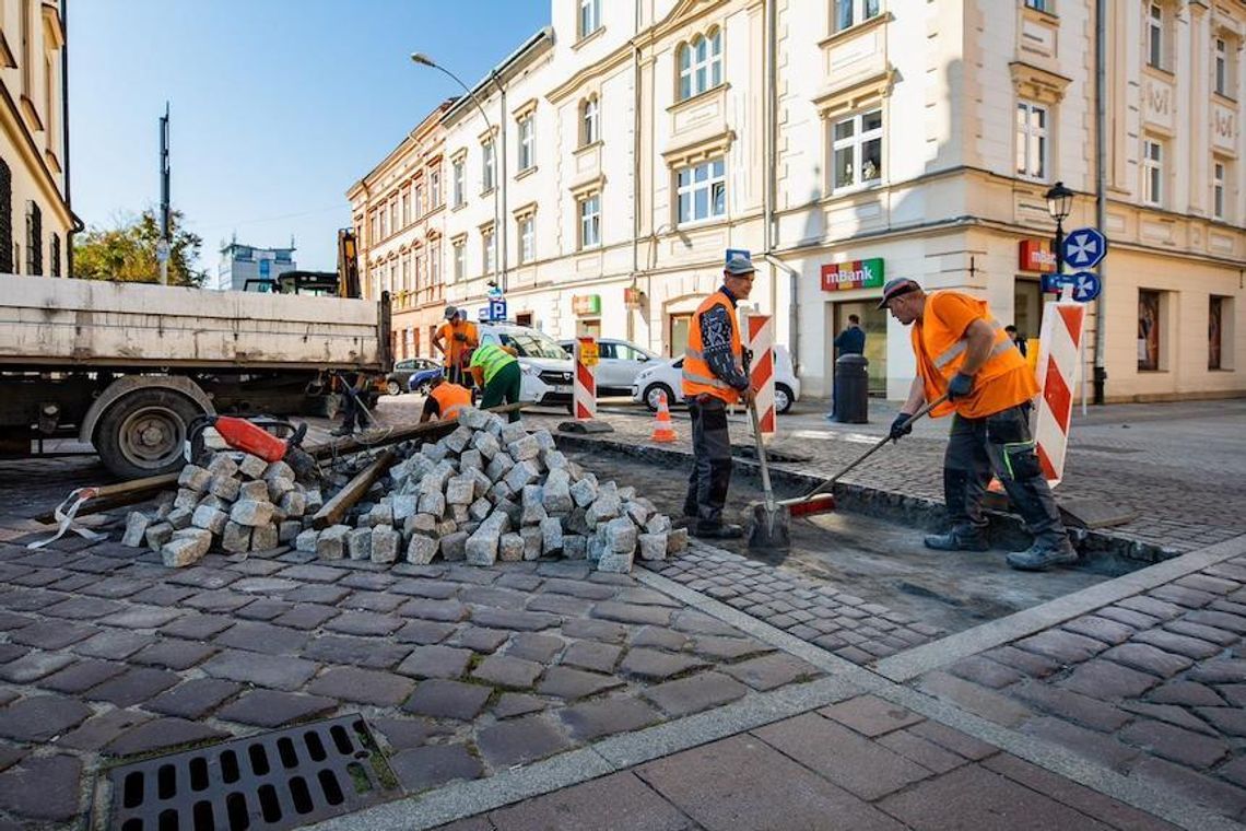 Rozpoczęło się układanie nowej kostki przy rzeszowskim ratuszu