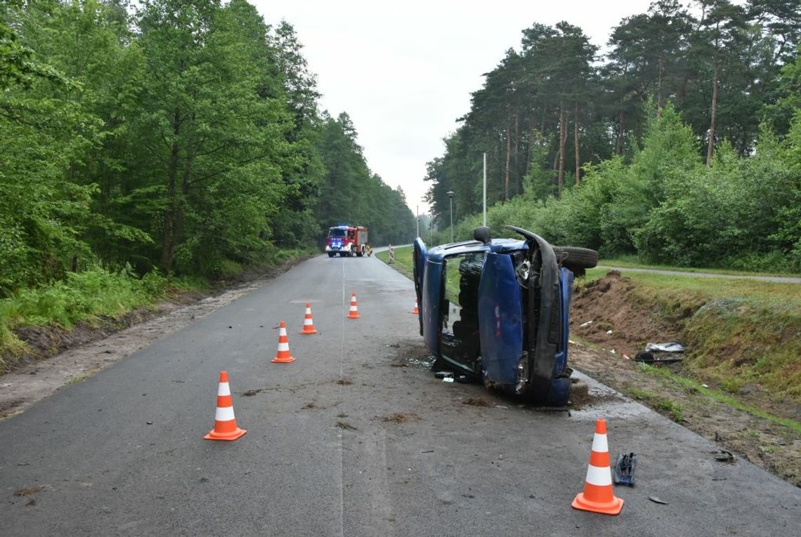 Roztrzaskane auto, 2 osoby ranne. Kierowca jechał pijany, a pasażer miał narkotyki