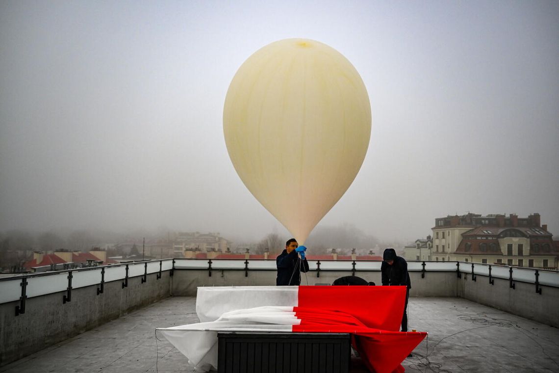 Rzeszów: balon stratosferyczny wyniósł nad miasto biało-czerwoną flagę