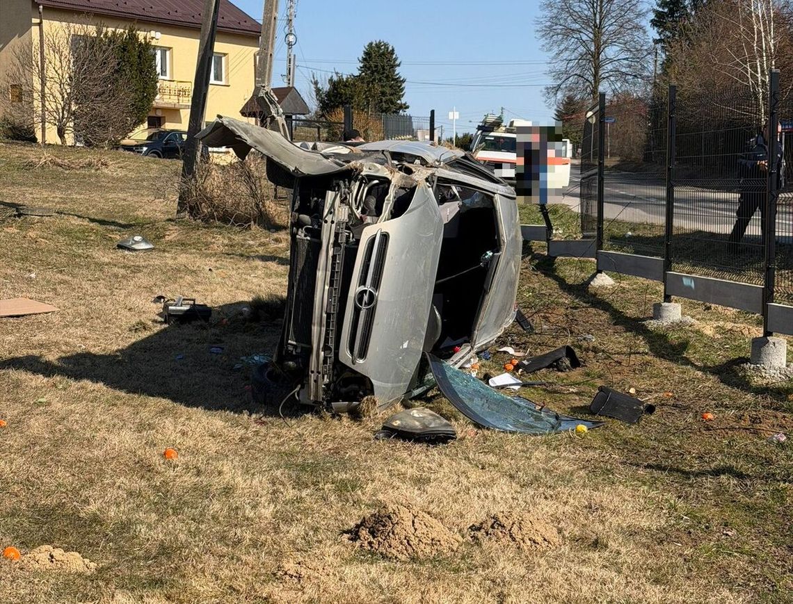 Rzeszów: pijany 47‑latek spowodował groźny wypadek. Uderzył w słup i zniszczył ogrodzenie