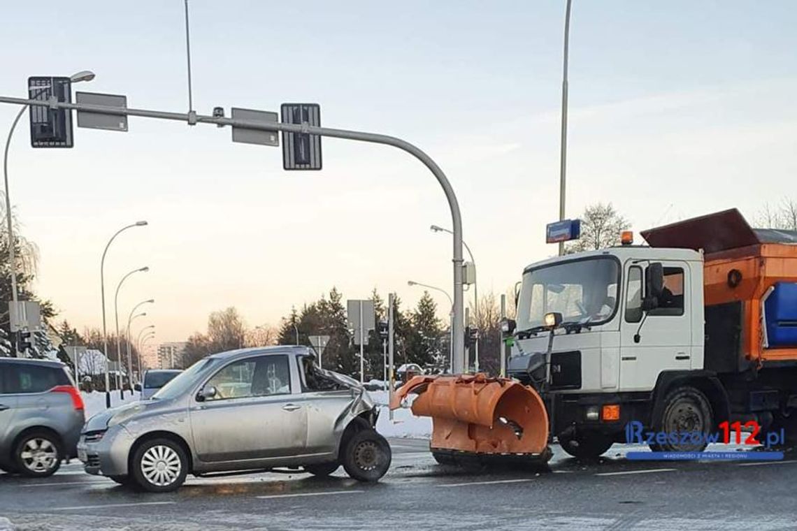 Rzeszów. Pługopiaskarka zmiażdżyła tył nissana micra